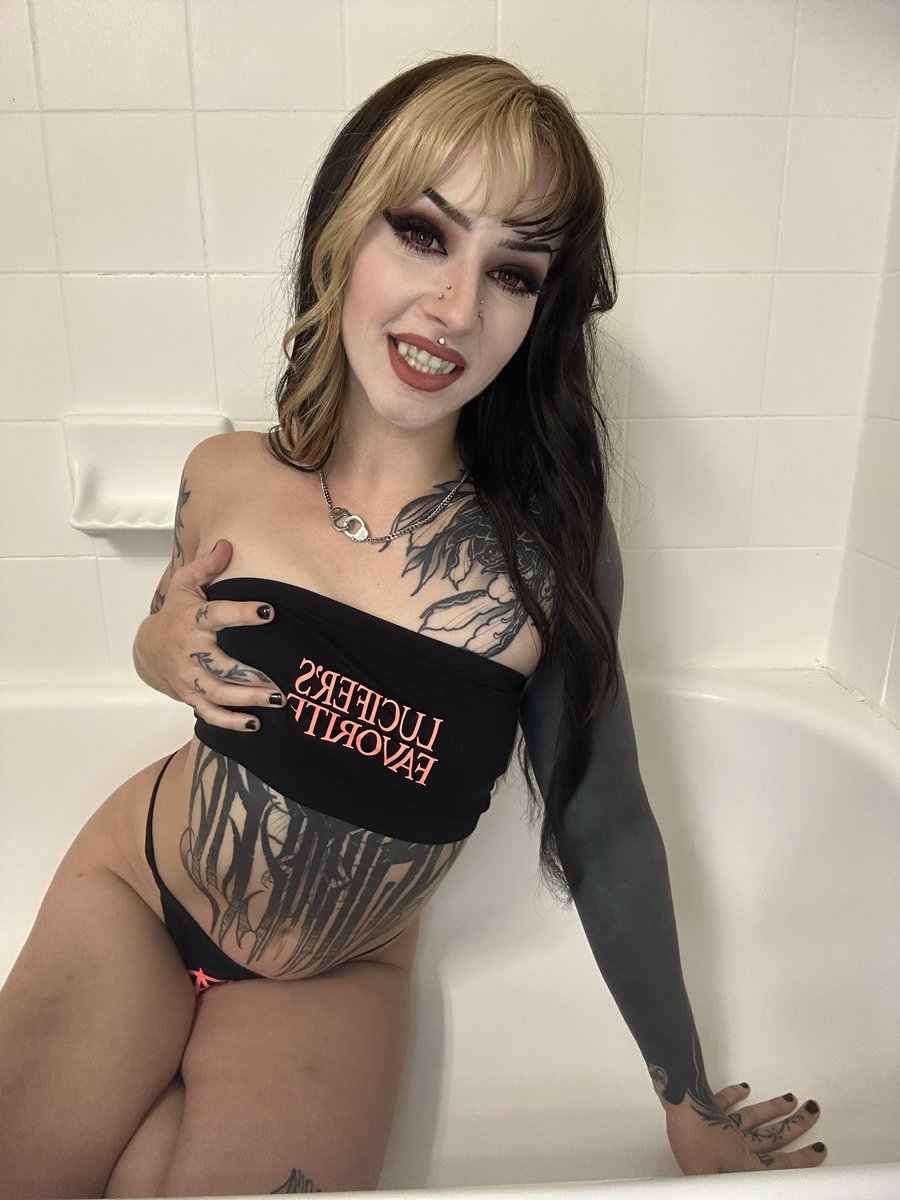 Let me bite 🧛🏻‍♀️