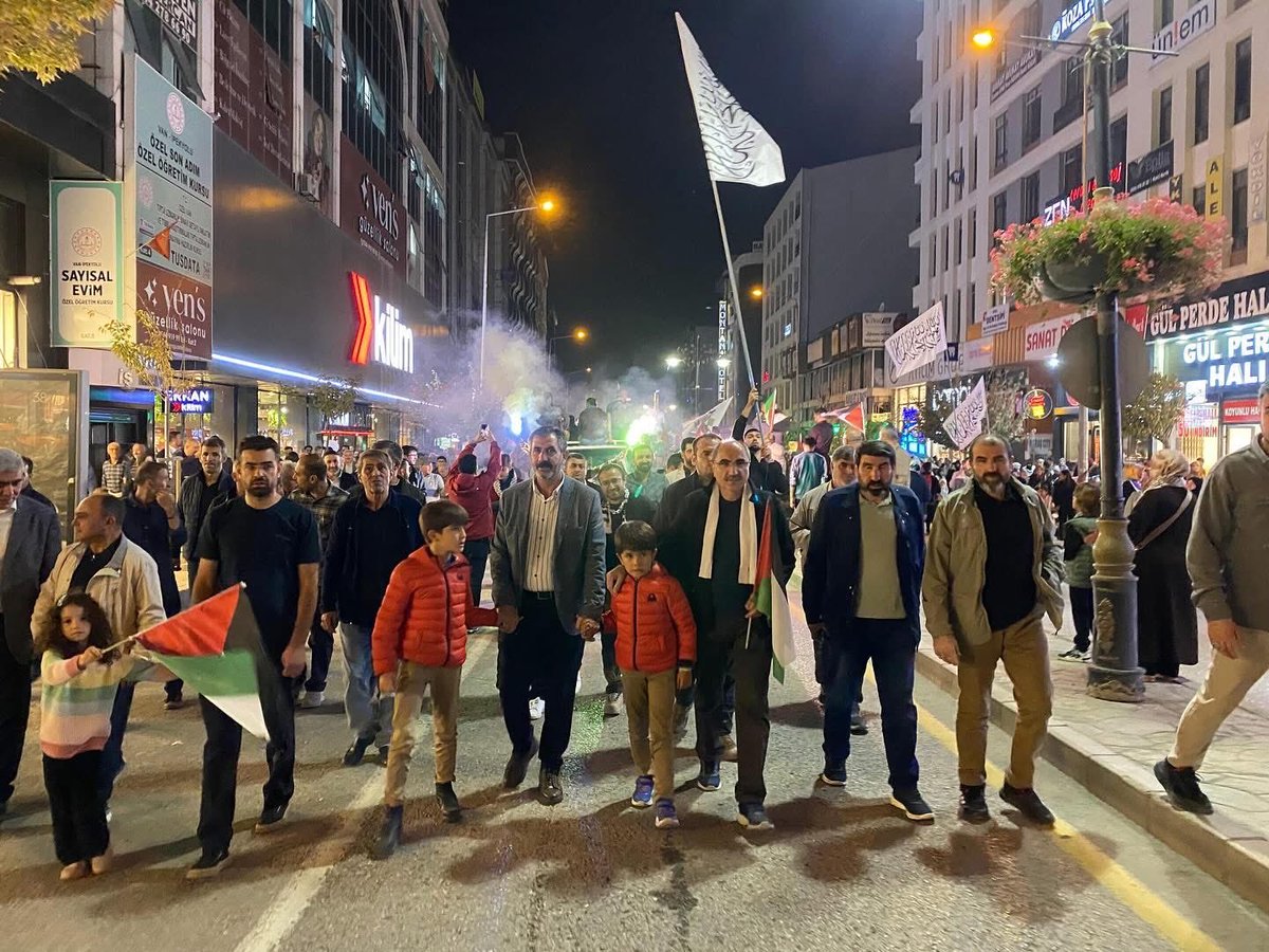 fevziozgokce's tweet photo. Muhabbet şehri Van’dan #FilistineDestekPlatformu 7 Ekim #AksaTufanı sene-i devri programında onbinler herzaman olduğu gibi bugün iki yılda yüzbine yakın şehit ve özgür Filistin için yine #Filistin 🇵🇸 ‘nin ve #Gazze’nin yanında!
#freepalesti̇ne
#filistineozgurluk
#FreeTheActivists https://t.co/MHmOS9Y4CM