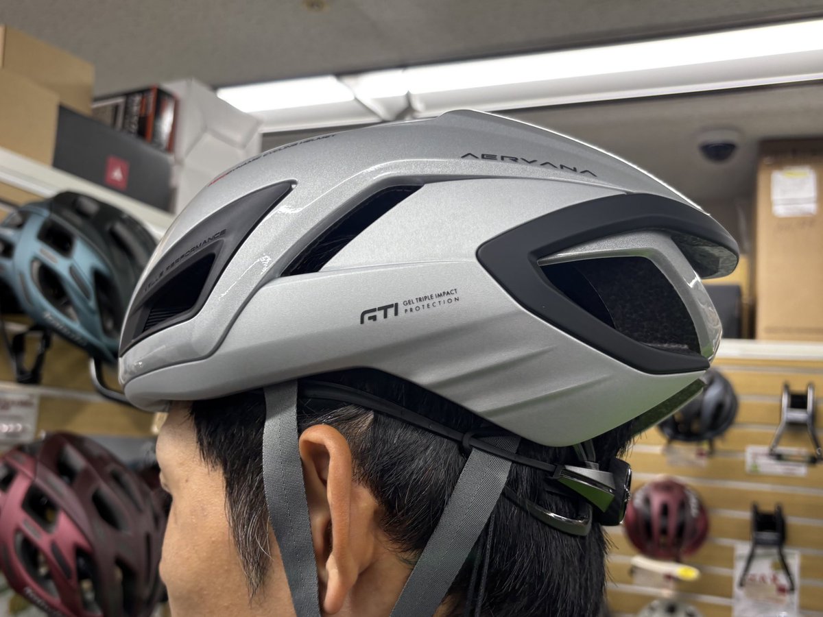 WORLDCYCLE_BLOG's tweet image. #KPLUS #AERVANA 新着✨
KPLUSのデザインと技術を結集したフラッグシップ・エアロヘルメット

エアロとニルバーナを組み合わせたネーミングは、風を媒介としスピードと精神が完璧に調和する瞬間を象徴しているそう

アジアンフィットで日本人の頭に馴染む気持ちの良い被り心地🙆

#beckon #ベックオン