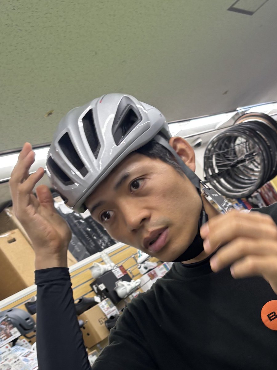 WORLDCYCLE_BLOG's tweet image. #KPLUS #AERVANA 新着✨
KPLUSのデザインと技術を結集したフラッグシップ・エアロヘルメット

エアロとニルバーナを組み合わせたネーミングは、風を媒介としスピードと精神が完璧に調和する瞬間を象徴しているそう

アジアンフィットで日本人の頭に馴染む気持ちの良い被り心地🙆

#beckon #ベックオン