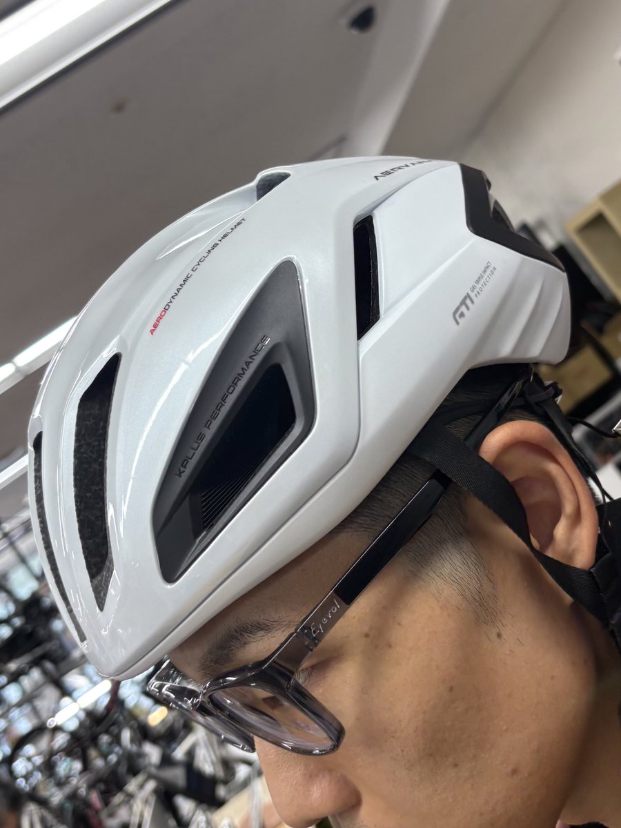 WORLDCYCLE_BLOG's tweet image. #KPLUS #AERVANA 新着✨
KPLUSのデザインと技術を結集したフラッグシップ・エアロヘルメット

エアロとニルバーナを組み合わせたネーミングは、風を媒介としスピードと精神が完璧に調和する瞬間を象徴しているそう

アジアンフィットで日本人の頭に馴染む気持ちの良い被り心地🙆

#beckon #ベックオン