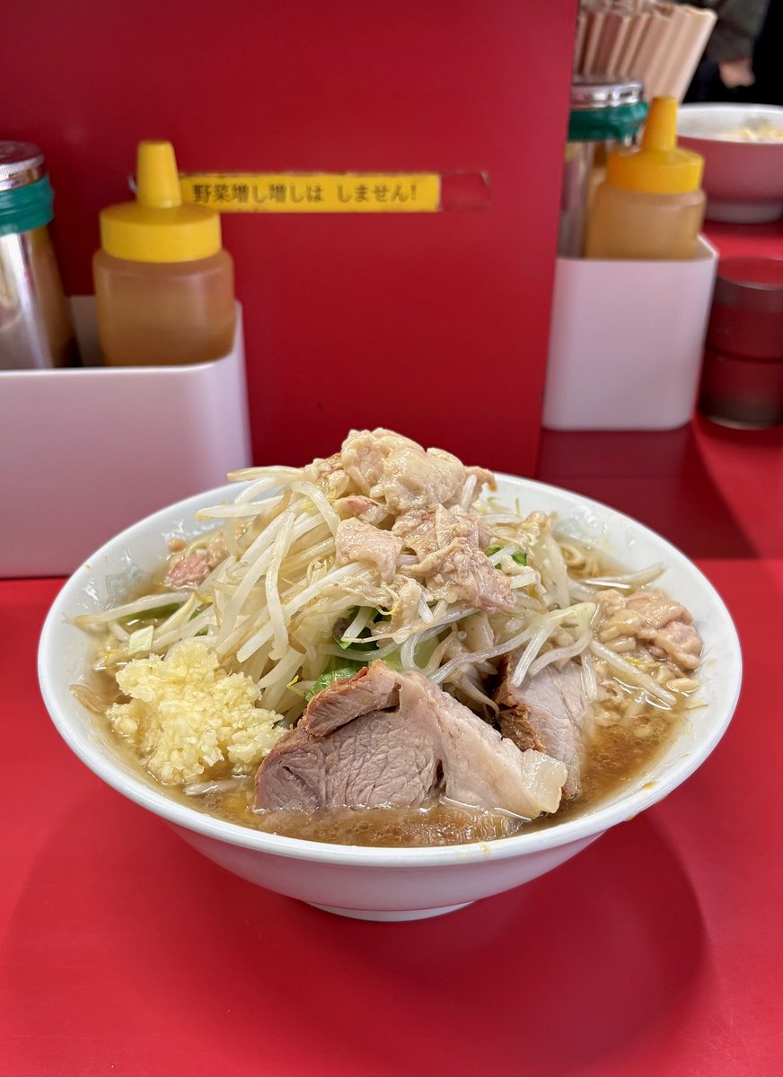 ラーメン二郎　上野毛店
小ラーメン800円　ニンニクアブラ

上野毛店さん初訪問です
肉出汁の効いた非乳化スープとアブラが特に美味しかったです
麺が田舎蕎麦位の細さで新鮮な感覚でした！次は麺硬め申請してみよう
ご馳走様です