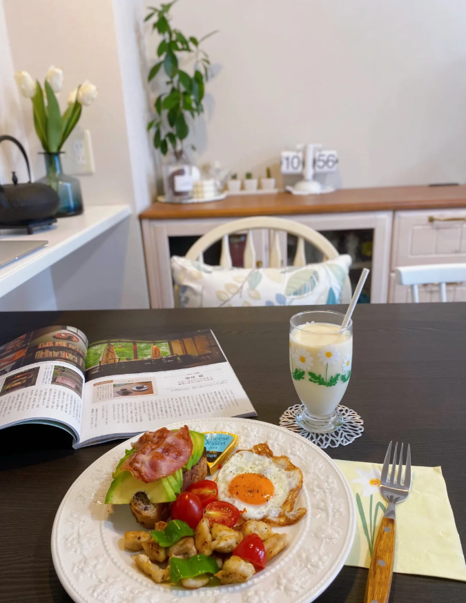 Nikocsenitez's tweet image. 素晴らしい一日は、ボリューム満点の朝食から始まります 🍳🥓🥑🍅  
#朝食日記 #健康的な食事 #朝の儀式 #アボカド #ベーコン #目玉焼き #グルメシェア #幸せな生活 #おはよう