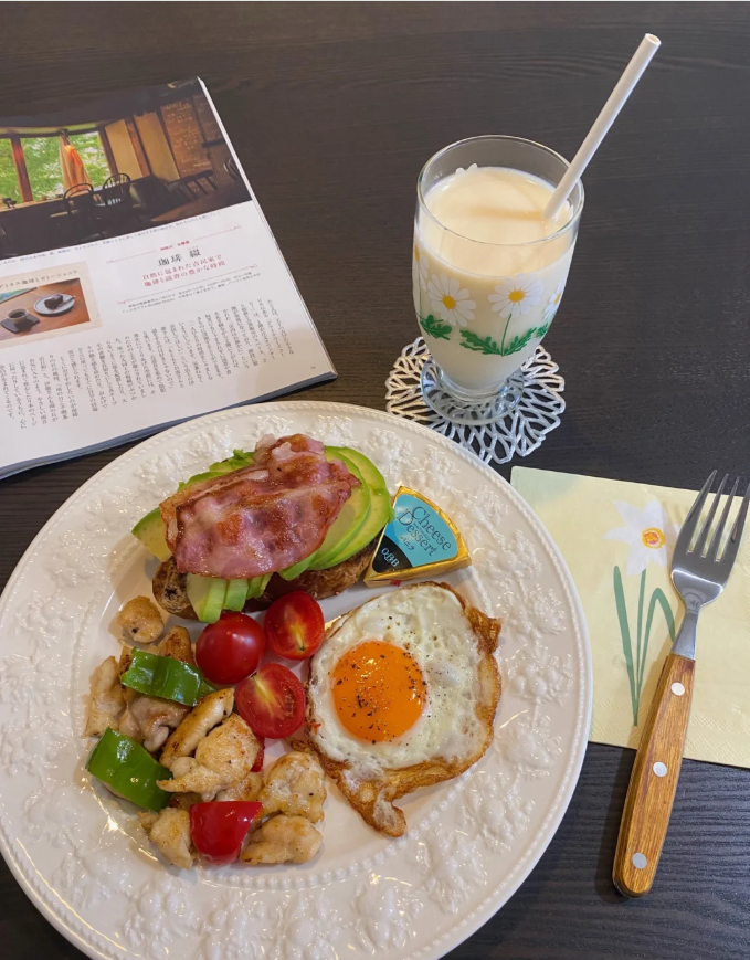 Nikocsenitez's tweet image. 素晴らしい一日は、ボリューム満点の朝食から始まります 🍳🥓🥑🍅  
#朝食日記 #健康的な食事 #朝の儀式 #アボカド #ベーコン #目玉焼き #グルメシェア #幸せな生活 #おはよう