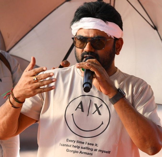 Many More Happy Returns Of The Day🎂 Darling 🎊🥳❤️‍🔥 #TheDirectorSaab 🤗 Movie Maverick <a href="/DirectorMaruthi/">Director Maruthi</a> ❤️
Songs Matram Kummeyali Darling With Styles, Swaga &amp; Dance Moves tho🤩❤️‍🔥🎶🕺💃🥁 
#HBDMaruthi  #HappyBirthdayMaruthi 
#Prabhas Annayya 🧿👑❤️ #Maruthi #TheRajaSaab