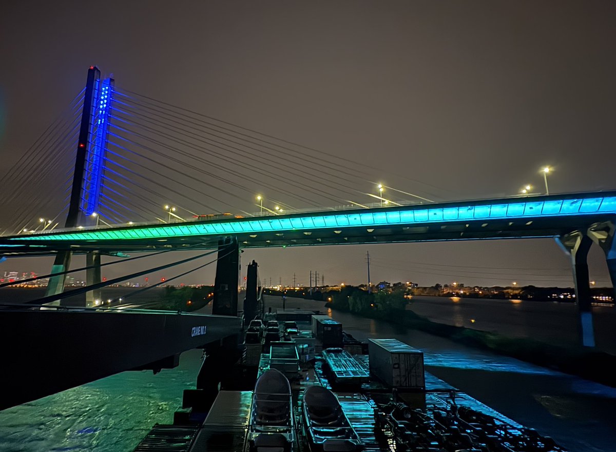 glavoie_intl's tweet photo. Passer sous le #PontChamplain la nuit : Un panorama féérique !
__
#Zélada #Desgagnés
#Nunavik
#LaVieEstPlusBelleEnCargo https://t.co/26r5JSfp51