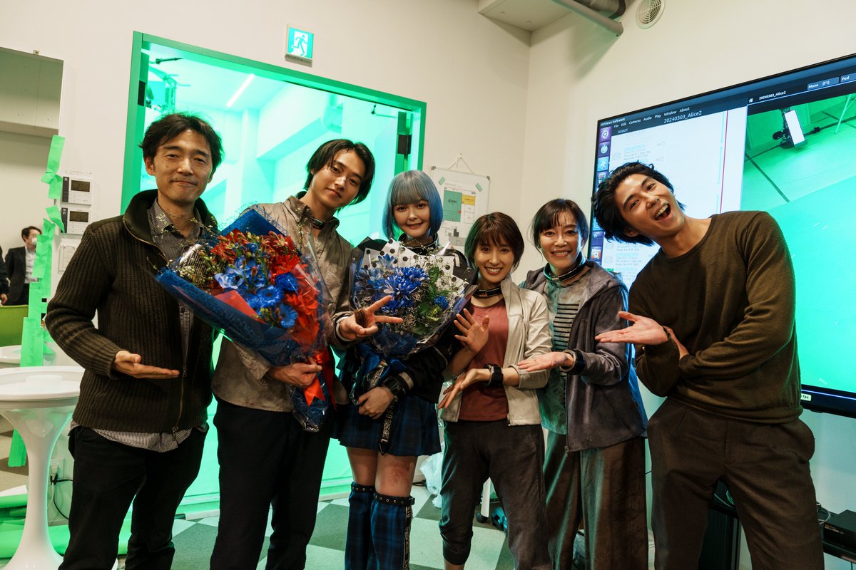 oricon's tweet photo. 山﨑賢人＆土屋太鳳
激しい濁流に全身で挑む❗️

Netflix『今際の国のアリス』シーズン3
メイキング映像＆オフショット公開🎥

『海猿』での経験をもとに撮影を設計
巨大プールと滑り台を作り、ドラム缶で水を…
https://t.co/Qh2TKlORpR

#今際の国のアリス3 https://t.co/9w9VcBpZTa