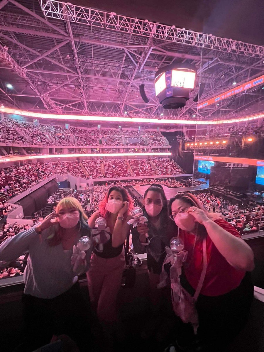 caratcharm's tweet photo. Happy 3rd Anniversary, #BeTheSuninMNL! I will never forget how much I fought to see you, my #BalikbayanSeventeen 😭😭😭
Thank you to my brother in the afterlife for taking care of me all the time and making sure I get the best fan experiences possible.🌟 https://t.co/OPvEGxQvXJ