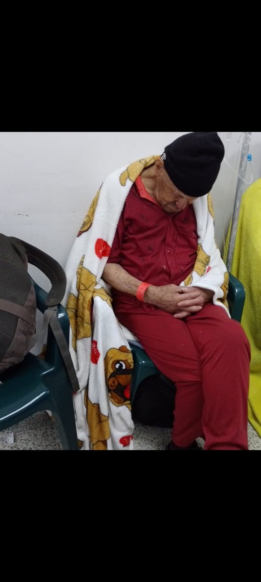 pipejo5's tweet photo. @SectorSalud @SubRedCentroOri @SubRedSur @SubRedNorte @SubRedSurOcci @Gerson_bermont @CarlosFGalan @Capitalsalud @Educacionbogota Estás son las condiciones con las que atienden a los abuelos en el hospital tunal. Tres días lleva el abuelo en esa silla. https://t.co/YPgob312Av