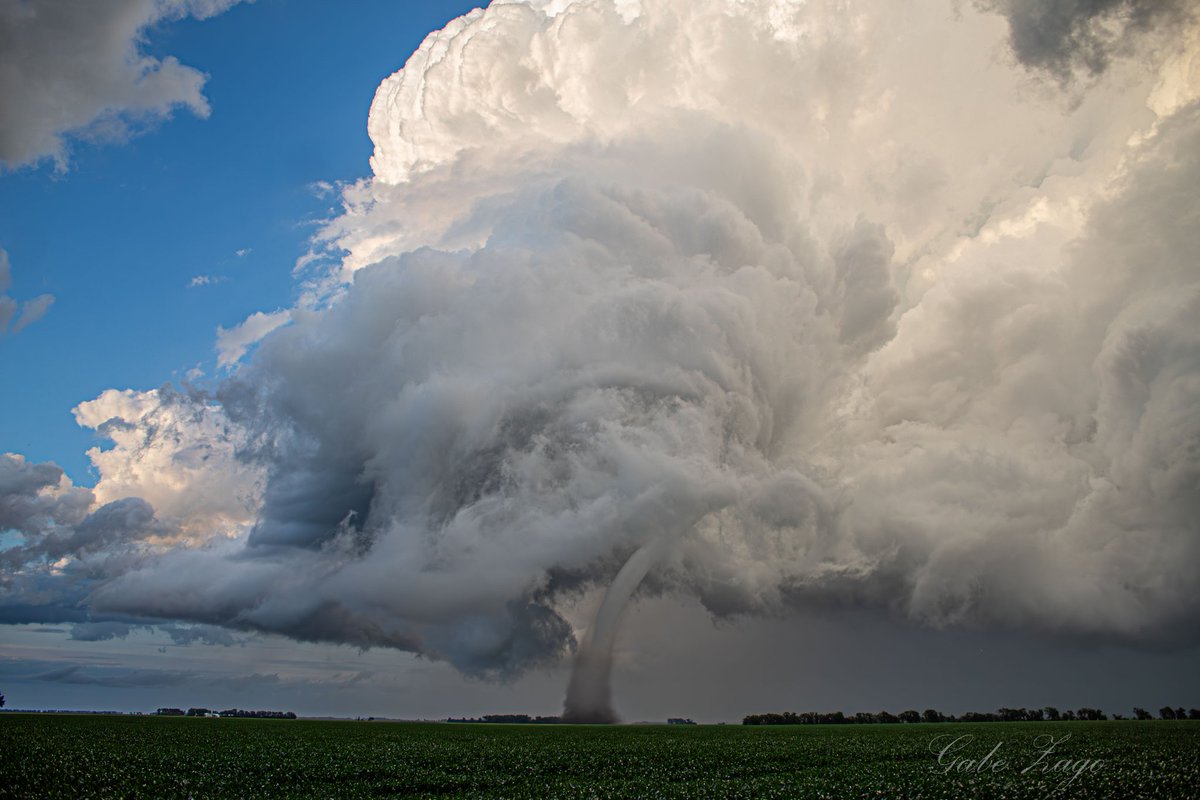 GabezWX's tweet photo. Supercell + Tornado (The other angle) https://t.co/FzLh3AaIBL