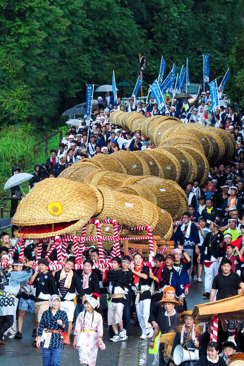 日本三大蛇祭り
新潟県北部の関川村
「大したもん蛇まつり」

重さ2トン、82.8メートルの長さで、「竹とワラで作った世界一長い蛇」とギネスブックに記録される。
行ってみたいー！