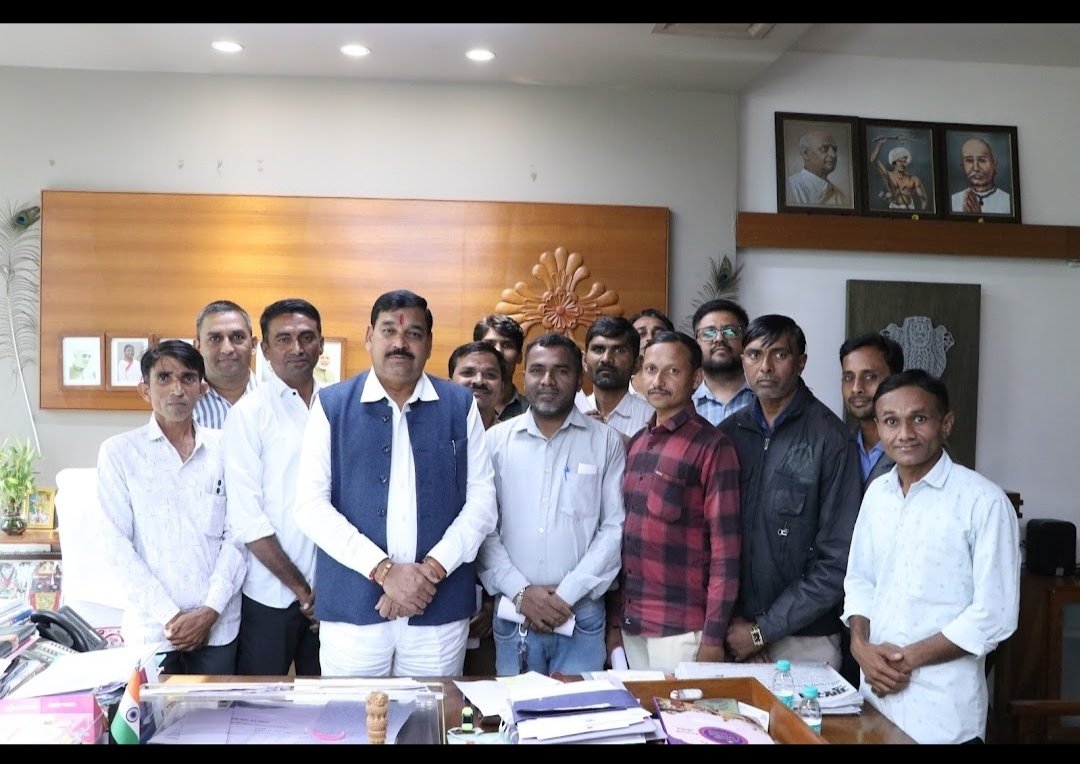 RajAshvin2's tweet photo. @BJP4Gujarat @Bhupendrapbjp @MLAJagdish @CMOGuj 
વિદ્યાસહાયક ભરતી 2024અને કચ્છ સ્પેશ્યલ ભરતી ની #વયમર્યાદા માં વધારો આપો 
👉છેલ્લા 14વર્ષ પછી ની મોટી ભરતી છે, મહેકમ થી 
ભરતી ન થતાં જ ઉંમરો પૂર્ણ થઈ છે 
#વયમર્યાદા માં વધારો આપો 
બેરોજગાર ને રોજગારી આપો 
@kuberdindor 
@Mukeshias 
@PMOIndia 
@BJP4Gujarat 
વય મર્યાદા વધારો https://t.co/4zUaHDQpgS