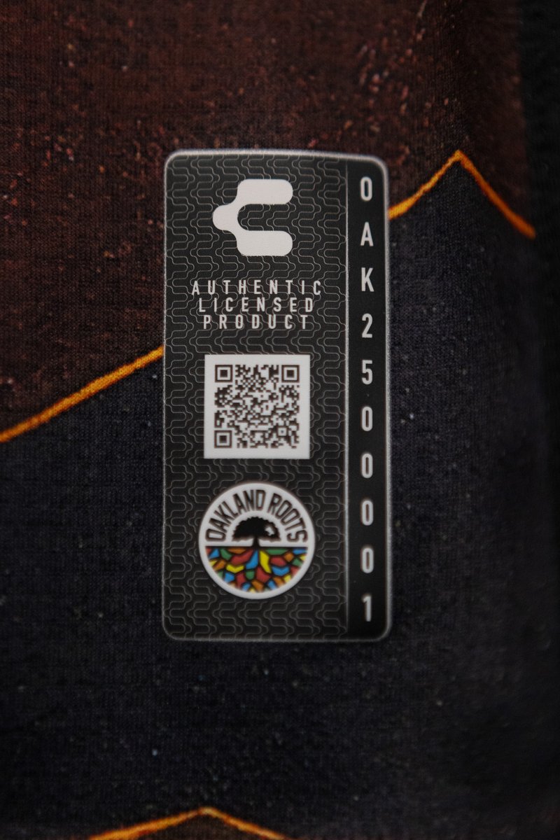 Dimes on Baseが設置したギャラリースペースに展示されたOakland Roots SCのユニフォーム