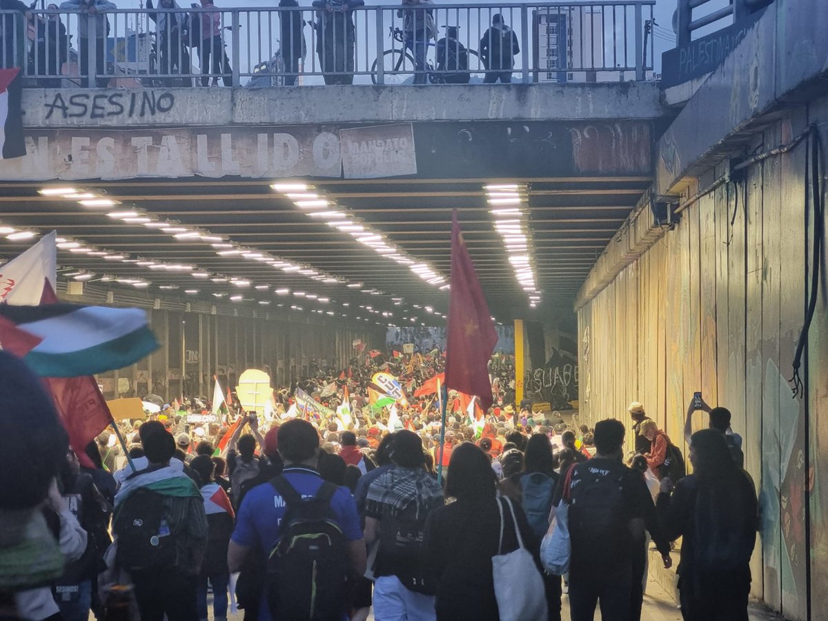 En todo Colombia se llenaron las calles de manifestantes indignados con el genocidio perpetrado por Israel contra el pueblo gazati. En Bogotá se concentraron frente a la embajada de EE.UU para marchar hasta la Plaza de Bolívar que se llenó en la noche. Fue una jornada de 6 horas.