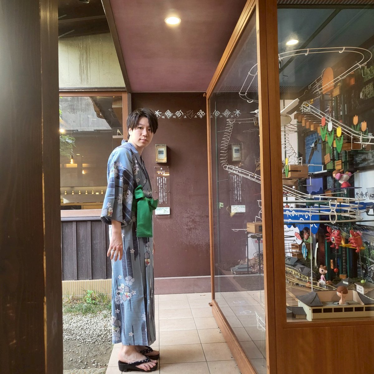 katorikatakori's tweet image. 意を決して胸オペ前に女湯へ。
男性と認識されることもあるのでビビらせて申し訳ないと思ってはいます。
彼女と温泉旅行に行きました。これは旅館で貸してもらった女物の色浴衣です。