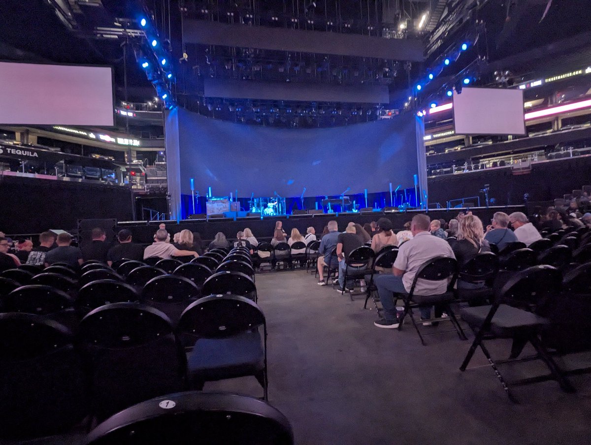 VictoriaG8112's tweet photo. So excited for Stevie Nicks!!! 

#StevieNicks #NightTraveler #Phoenix #mortgagematchupcenter #phoenixarena #PHXarena #StevieNicksLive #StevieNicksconcert #StevieNicks2025 #livemusic #legend #Goddess #RockOn  #TooManyHashtags https://t.co/APZhRvL7sW