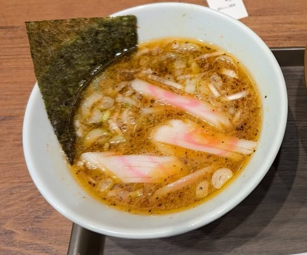 🔥舎鈴で味わう、六厘舎の原点🔥
創業当時の味を再現した《創業つけめん》。

濃厚Wスープに、もちもち太麺が絡む瞬間…たまらない。
シンプルなのに、気づけばまた食べたくなる。

今日は原点の一杯で〆よう🍜

#舎鈴 #つけめん #創業の味 #六厘舎 #ラーメン