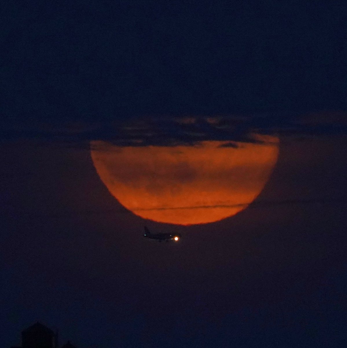 wtz's tweet photo. Airlanes flying in front of #harvestmoon on approach into 
#NewYork 
#LaGuardiaAirport

#lgaairport
#moon 
#pilot  #plane  #flying #planeview #aviationdaily 
#planespotting  #aviation
#airplane
#overthemoon  
#aviationdaily   
#aviationgeek 
#earthskyscience 
#FullMoon https://t.co/NkUTDHs75F