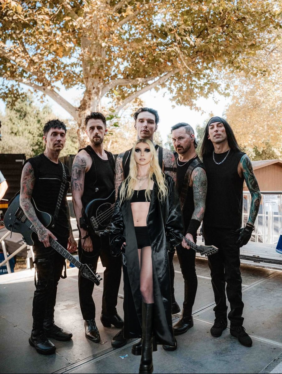 GhostofOhio's tweet image. I love getting to have my incredible beloved @MayhamSerpent with us anytime we are on the road I treasure getting to tour with my lovely darling 🖤.