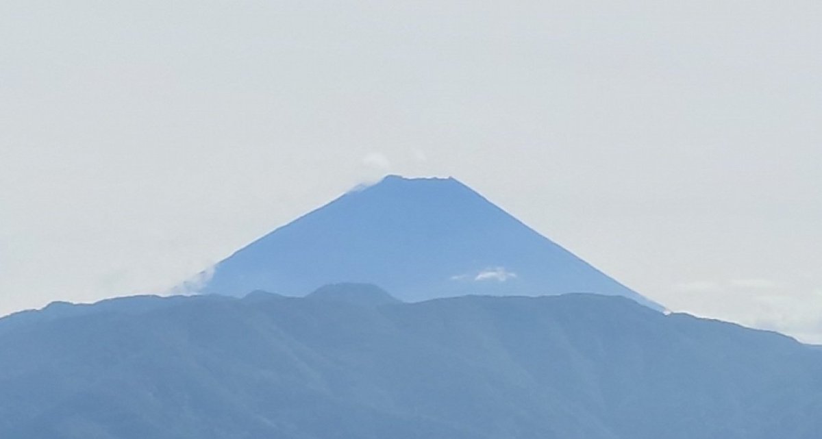 atarukan's tweet photo. 今日の富士山　甲府市より https://t.co/lJb89ldllW