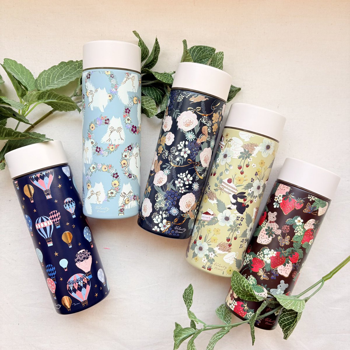 tomokogallery's tweet photo. Velvety timeのステンレスボトルが発売になりました🐈
柄は5種類で、おなじみの柄もあります。
3Dぷっくり&amp;金の加工入りで、とても可愛いボトルにしてくださいました☺️
お見かけの際はぜひぷっくり体験してください💕
https://t.co/srhahMBYmx https://t.co/CVOut7kSyD