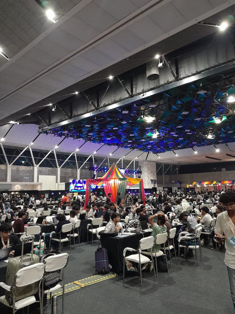 tempwallets's tweet photo. The real magic happens in the community 🤝 

Networking, sharing ideas, and making friends for life. 

@ETHGlobal  @karshingdev #HackTogether https://t.co/EKB3y6yaG3