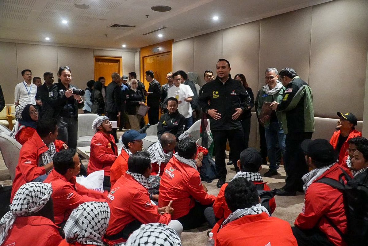 farhanfauzi_my's tweet image. Alhamdulillah thumma alhamdulillah! 

Setelah menempuh hampir 18 jam perjalanan udara, kami akhirnya selamat tiba di Lapangan Terbang Antarabangsa Kuala Lumpur (KLIA) tepat jam 10.07 malam tadi.

Saat menjejak kaki ke tanah air, hati saya benar-benar tersentuh melihat rakyat…