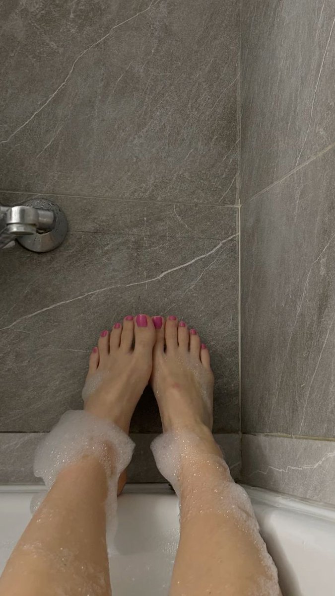 Müsaitim ayaklarımın altına gel ezik köpek seans vakti #finansalköle #ayak #sahibe