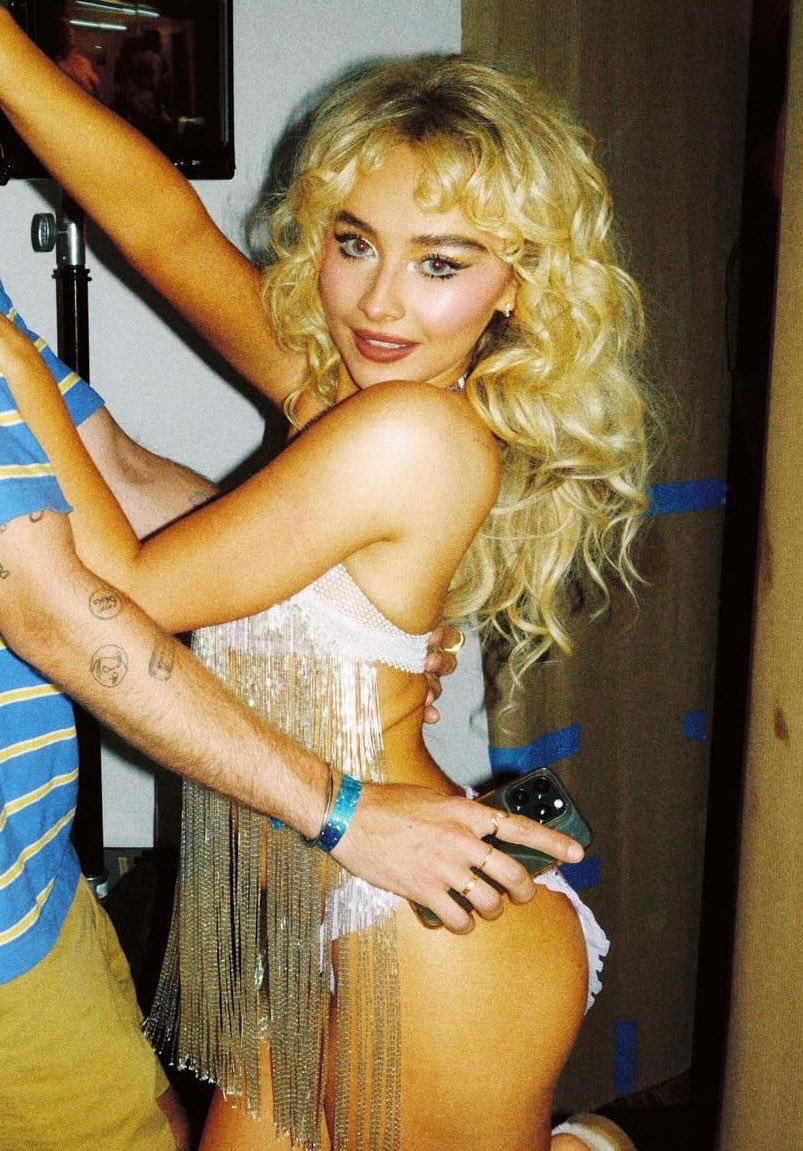 Omg, I love it when Sab does this quick hot body reveal moment with her playful clothing. She's so proud of her design. We are too, Sabrina.💃💦🥵