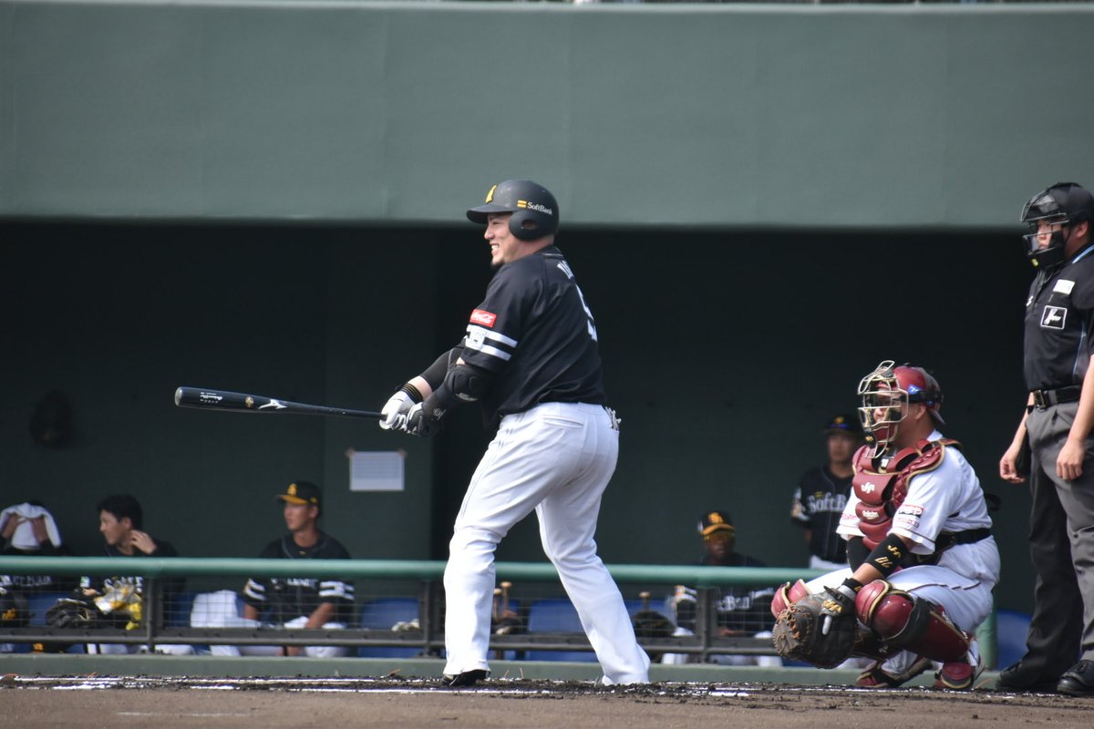 nishispo_hawks's tweet image. 【宮崎情報】

応援歌を歌うファンが名前を間違え、思わず打席を外す山川穂高選手
打席で苦笑い
#sbhawks