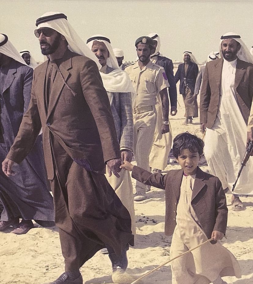 الملابس والمظاهر لا تغير الإنسان الإنسان إنسان مهما كان وهو جوهر وليس مظهر  من اقوال ابونا زايد 🇦🇪