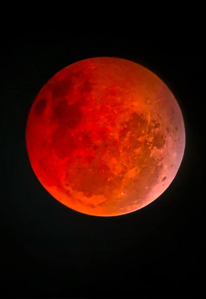 emreeamores's tweet image. The best image of a "blood moon" I have seen. So beautiful. The next one in North America will be March 2-3, 2026. #HappyFall