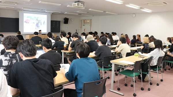 10/6、過労死防止を考える講演会が開催され、商経学部の荒川ゼミ・奥寺ゼミ生が聴講しました📄
厚生労働省の啓発事業として実施され、佐戸恵美子さん、玉木一成弁護士の講演を通じて、労働環境や法令について理解を深めました⚖️

#千葉商科大学 #過労死