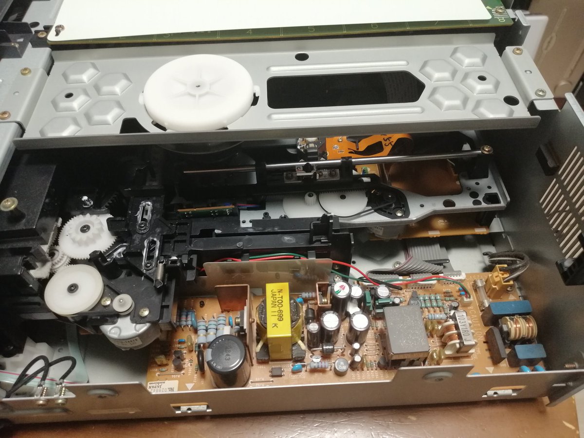sayama_com's tweet photo. あと、どうしてもレーザーアクティブを修理したいと仰られたお客様がおられましたので、1台修理させて頂きました。レーザーアクティブは本体（CLD-A100）とゲームパックは修理代が別になります。まずはディスク（CDとLD）が正常に再生できる様にします。

#レーザーアクティブ
#レーザーディスク https://t.co/4jyZUHusZG