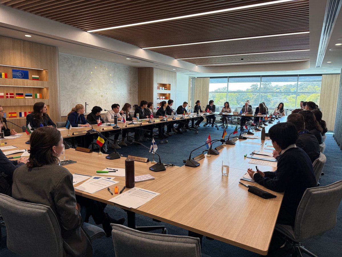 EUinAus's tweet image. Last week, Team Europe in Canberra hosted @anu_ir_society students for their first #ModelEU simulation 🇪🇺

Supported by 🇧🇪🇫🇷🇩🇪🇵🇱🇸🇮🇪🇸🇸🇪 experts, students negotiated EU digital policy &amp;amp; joined a careers panel with 🇪🇺 diplomats.

Thank you for your hard work &amp;amp; interest in the EU!