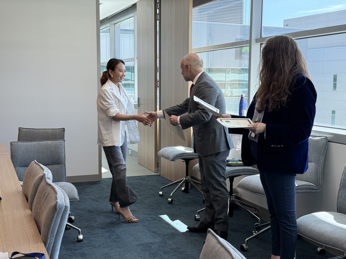 EUinAus's tweet image. Last week, Team Europe in Canberra hosted @anu_ir_society students for their first #ModelEU simulation 🇪🇺

Supported by 🇧🇪🇫🇷🇩🇪🇵🇱🇸🇮🇪🇸🇸🇪 experts, students negotiated EU digital policy &amp;amp; joined a careers panel with 🇪🇺 diplomats.

Thank you for your hard work &amp;amp; interest in the EU!