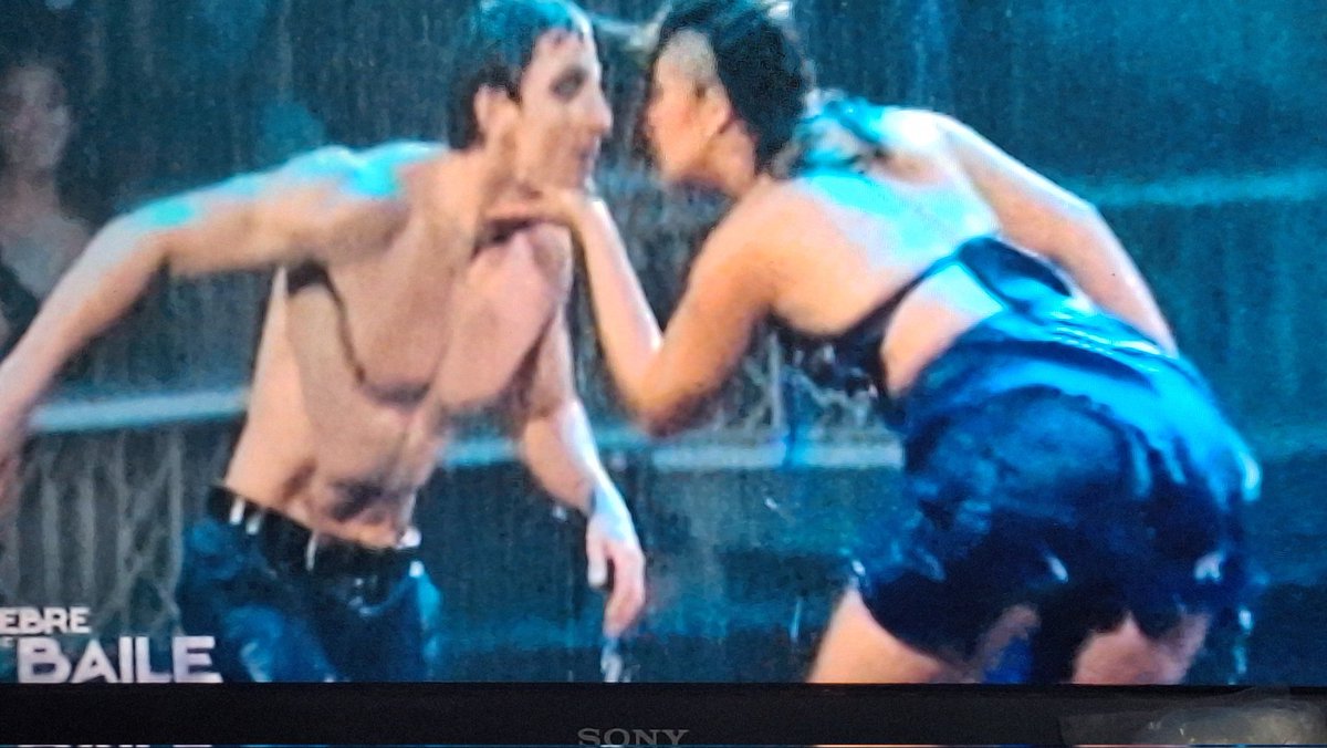 El jurado le dio un 8,
yo le daría un "copa C"

(Como se nota que no vieron Los Cadablanca xD)

#Pectorales 🔥
#FiebreDeBaileCHV #FranciscoReyesCristi