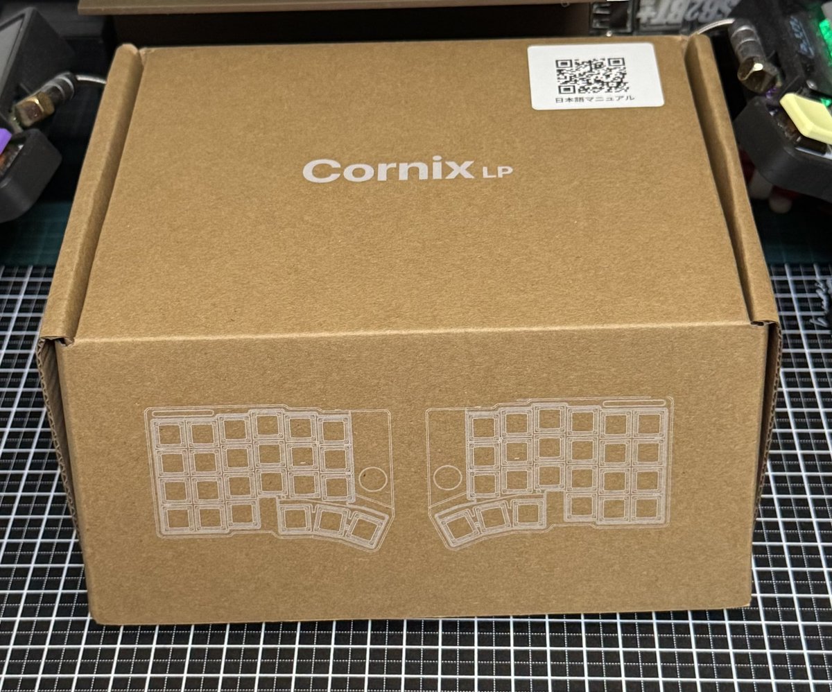 早速 #Cornix が届いて開封。
外箱にキーボード配列が書いてあってかわいい。
思ってたよりテンティング角度も付けられてお出かけ時にスタンド持って行かなくて良さそう

#キーボード