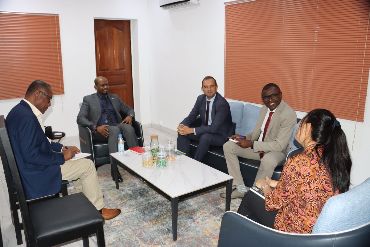PNUD_Comores's tweet photo. Visite de courtoisie entre le #Représentant Résident du #PNUD et @SGGPrime. Au cœur des échanges : projets réalisés, priorités nationales et défis pour atteindre les #ODD. Le #PNUD réaffirme son engagement aux côtés du Gouvernement pour accélérer les progrès vers les #ODD. https://t.co/whMGwT71gK