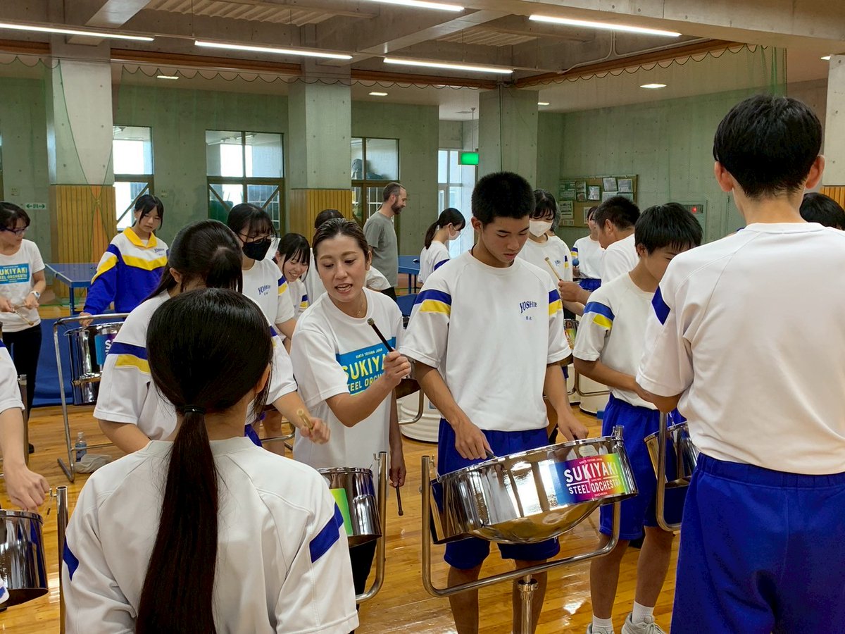 sukiyaki_office's tweet photo. 【世界の文化体験2025 - スティールドラム】
10/7（火）南砺市立吉江中学校にて3年生59人のみなさんと一緒にスティールドラム体験♪
スキヤキ・スティール・オーケストラから6名が駆けつけ、SSOのことやトリニダード・トバゴの紹介、演奏の指導を行いました🪩
https://t.co/x6SSvcbGc8
@SSOtoyama https://t.co/LQQuAvXOMy