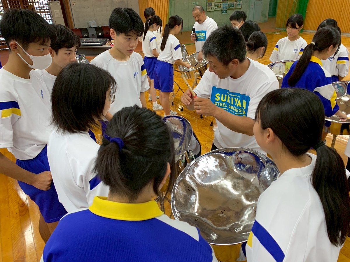 sukiyaki_office's tweet photo. 【世界の文化体験2025 - スティールドラム】
10/7（火）南砺市立吉江中学校にて3年生59人のみなさんと一緒にスティールドラム体験♪
スキヤキ・スティール・オーケストラから6名が駆けつけ、SSOのことやトリニダード・トバゴの紹介、演奏の指導を行いました🪩
https://t.co/x6SSvcbGc8
@SSOtoyama https://t.co/LQQuAvXOMy