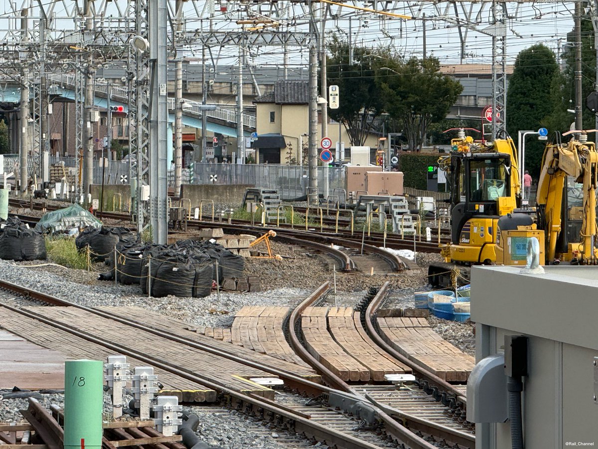 Rail_Channel's tweet photo. 2025.10.8 #春日部 駅 高架化工事。 #スカイツリーライン 下り仮設3番4番の浅草方。 #野田線 #アーバンパークライン との連絡線完成まであと少し https://t.co/RQmAVHoLDi