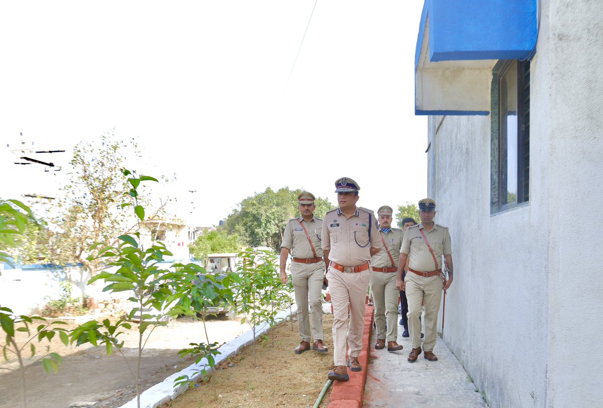 IGP_RajkotRange's tweet image. સને ૨૦૨૫ - 
આજરોજ દેવભૂમિ દ્વારકા જિલ્લાના વાર્ષિક ઈન્સ્પેક્શન અનુસંધાને ભાણવડ પોલીસ સ્ટેશનની મુલાકાત લઈ કામગીરી ની સમીક્ષા કરવામાં આવી તેમજ શિસ્ત અને લોક કલ્યાણને વધુ મજબૂત બનાવવા સુચનો કરવામાં આવેલ.
@akumarips @sanghaviharsh @GujaratPolice @CMOGuj @SP_Dwarka