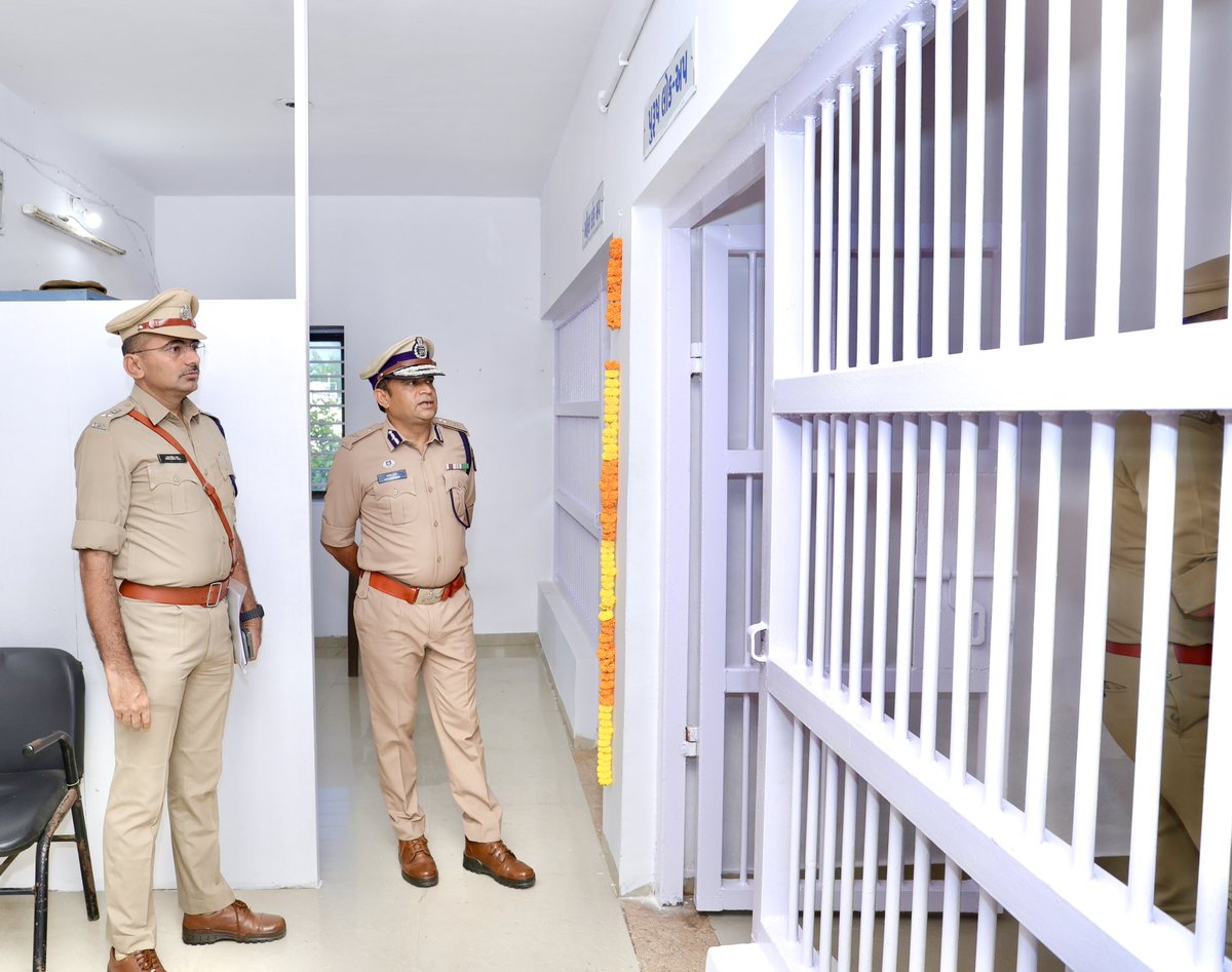 IGP_RajkotRange's tweet image. સને ૨૦૨૫ - 
આજરોજ દેવભૂમિ દ્વારકા જિલ્લાના વાર્ષિક ઈન્સ્પેક્શન અનુસંધાને ભાણવડ પોલીસ સ્ટેશનની મુલાકાત લઈ કામગીરી ની સમીક્ષા કરવામાં આવી તેમજ શિસ્ત અને લોક કલ્યાણને વધુ મજબૂત બનાવવા સુચનો કરવામાં આવેલ.
@akumarips @sanghaviharsh @GujaratPolice @CMOGuj @SP_Dwarka