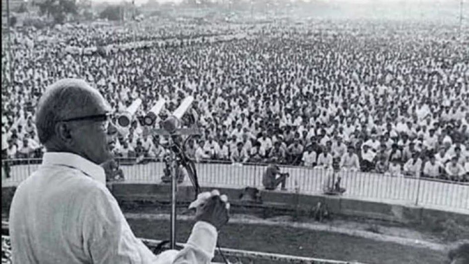 ShahnawazBJP's tweet image. लोकतांत्रिक मूल्यों के रक्षक, &apos;संपूर्ण क्रांति&apos; का अलख जगाकर देशवासियों को सजग करने वाले, महान स्वतंत्रता सेनानी &apos;भारत रत्न&apos; लोकनायक जयप्रकाश नारायण जी की पुण्यतिथि पर उन्हें सच्ची  निष्ठा अर्पित ।

#Loknayak #jayprakashnarayan