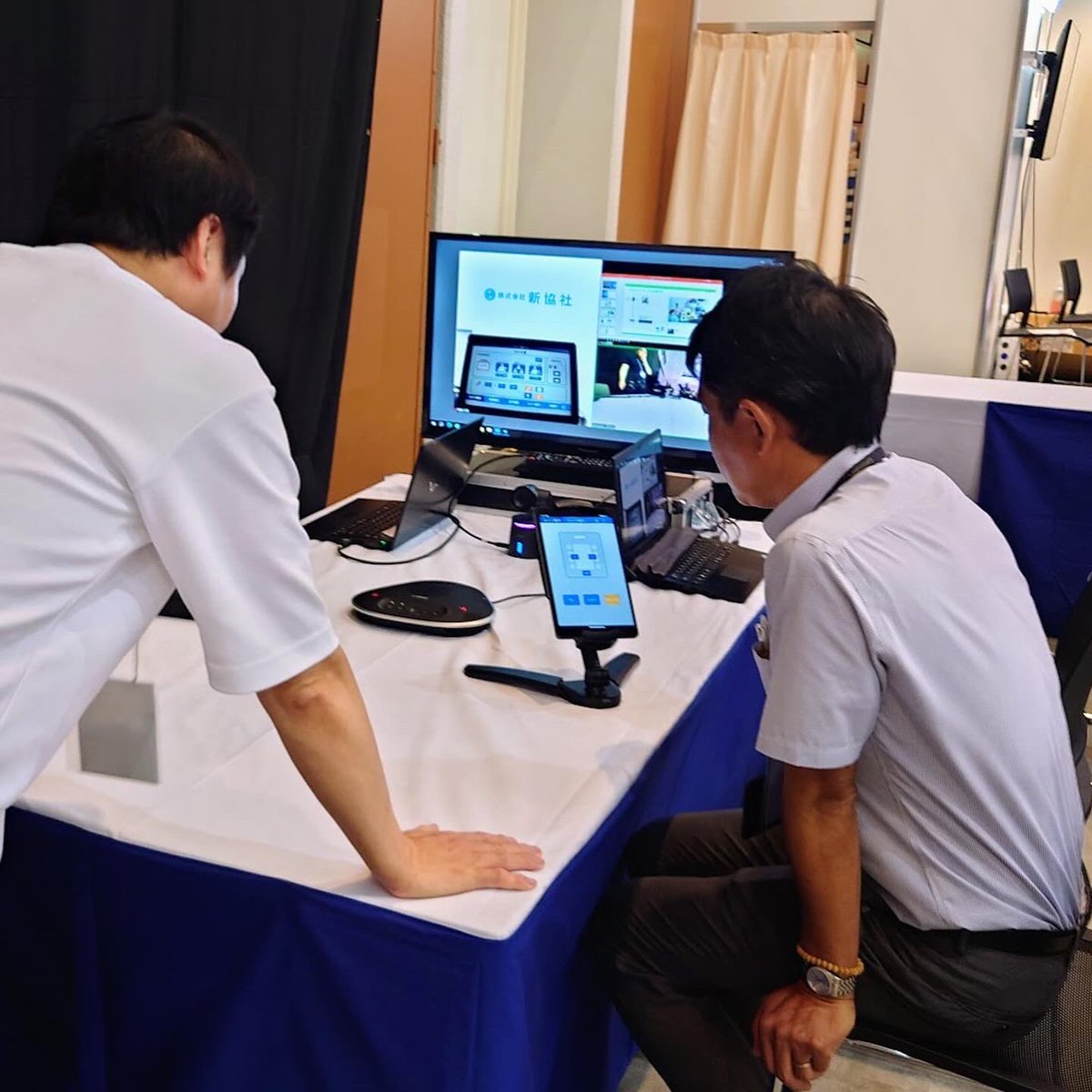 ProAV_Picks's tweet image. 📱株式会社プローバが提供する「USB Smart View Lite」💻

タブレットの画面操作は、カメラ切替とマイク音声のミュート操作のみ 。

新規ユーザーでもスムーズに会議を進行でき、会議の冒頭で機器の操作に手間取るストレスから解放されます👍

🔻記事を読む
proav-picks.com/articles/12

#ProAVPicks