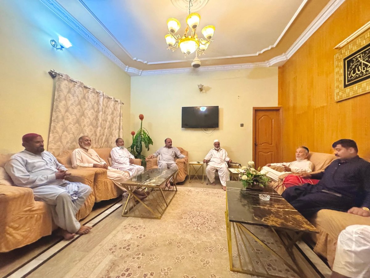 TaimoorSet85631's tweet photo. سابق مشیر وزیرِاعلیٰ سندھ و انفارمیشن سیکرٹری پی پی پی ملیر شاہجہان خان سے صدر پی ایس-88 اورنگزیب خان اور صدر پی وائی او حضرت علی گجر کی ملاقات۔
تنظیمی امور اور عوامی مسائل پر تفصیلی گفتگو۔

#PPP #Malir #PS88 #ShahjahanKhan #HazratAliGujjar #PeoplesParty #UmeedMalir https://t.co/WgPEK9dswo