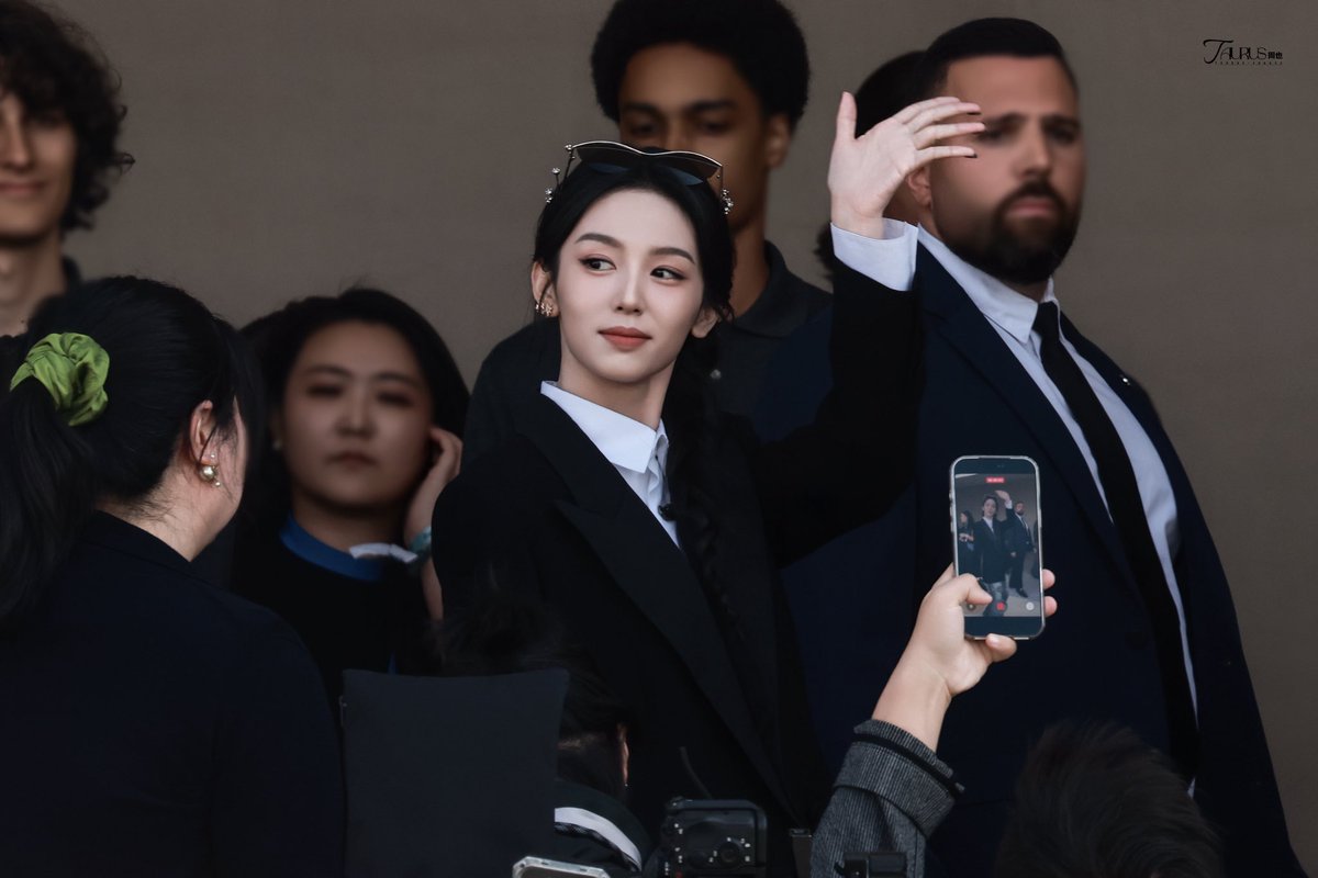 แอนตี้ = หยิ่ง นิสัยแย่
แม่ๆ = นุมีเรื่องคุยอะไรเยอะแยะลู๊กกก เจ่บคอมั้ย อยากซื้อลูกอมให้ 😆
#โจวเหย่ #โจวเย่