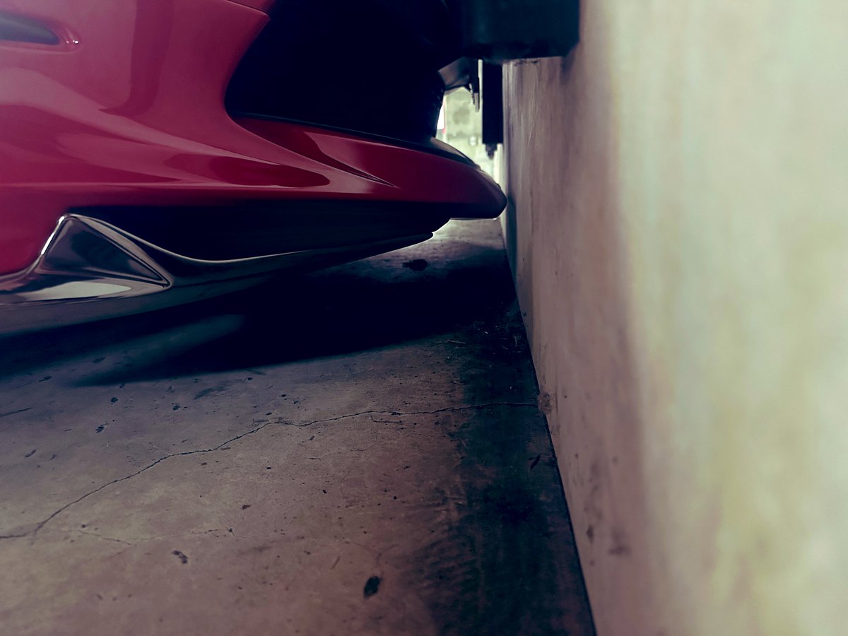 どれだけ詰めて駐車できるか遊んでたらガチ恋距離で草
降りて確認した時普通にぶつかってるやんけ‼️と思った