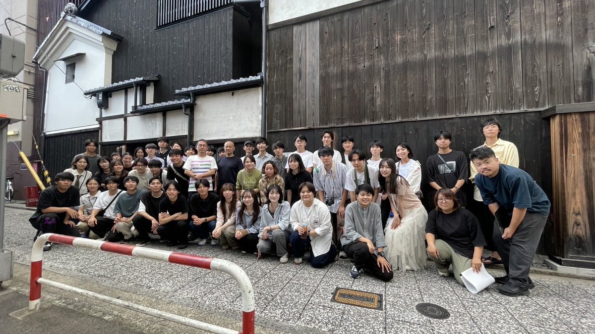 aoilab1102's tweet photo. 【古建築実習】
学部4年生対象の5日間の旅、古建築実習が開幕しました！

京都工芸繊維大学の魚谷繁礼先生によるご解説付きで、先生の作品を見学させていただきました。
(辻のギャラリー・ガムハウス・コンテナ町家・郭巨山会所) https://t.co/1AXUF8XDTJ